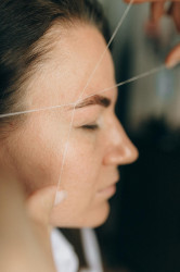 Épilation au fil pour femmes à Moissy-Cramayel dans un institut de beauté spécialisé
