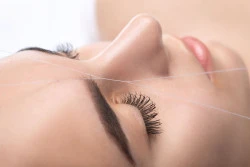 Institut d'épilation au fil pour sourcils  